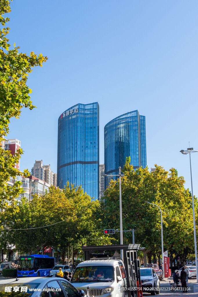 城市双子高楼街景风光