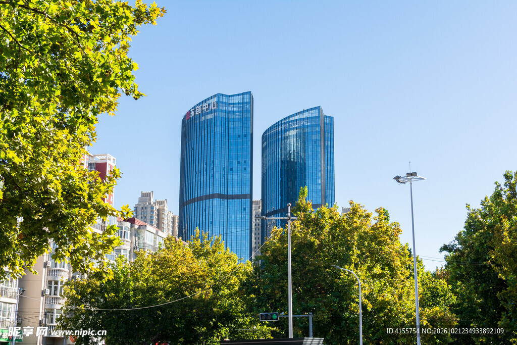 蓝玻璃双子高楼城市景观