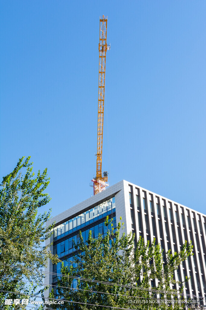 蓝天下的建筑与塔吊