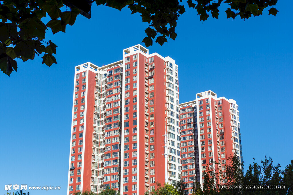 蓝天映衬下的高层住宅楼
