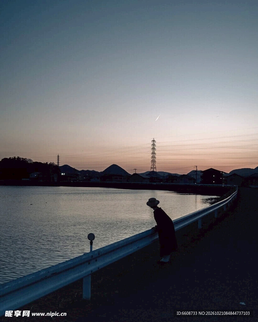暮色湖畔垂钓剪影