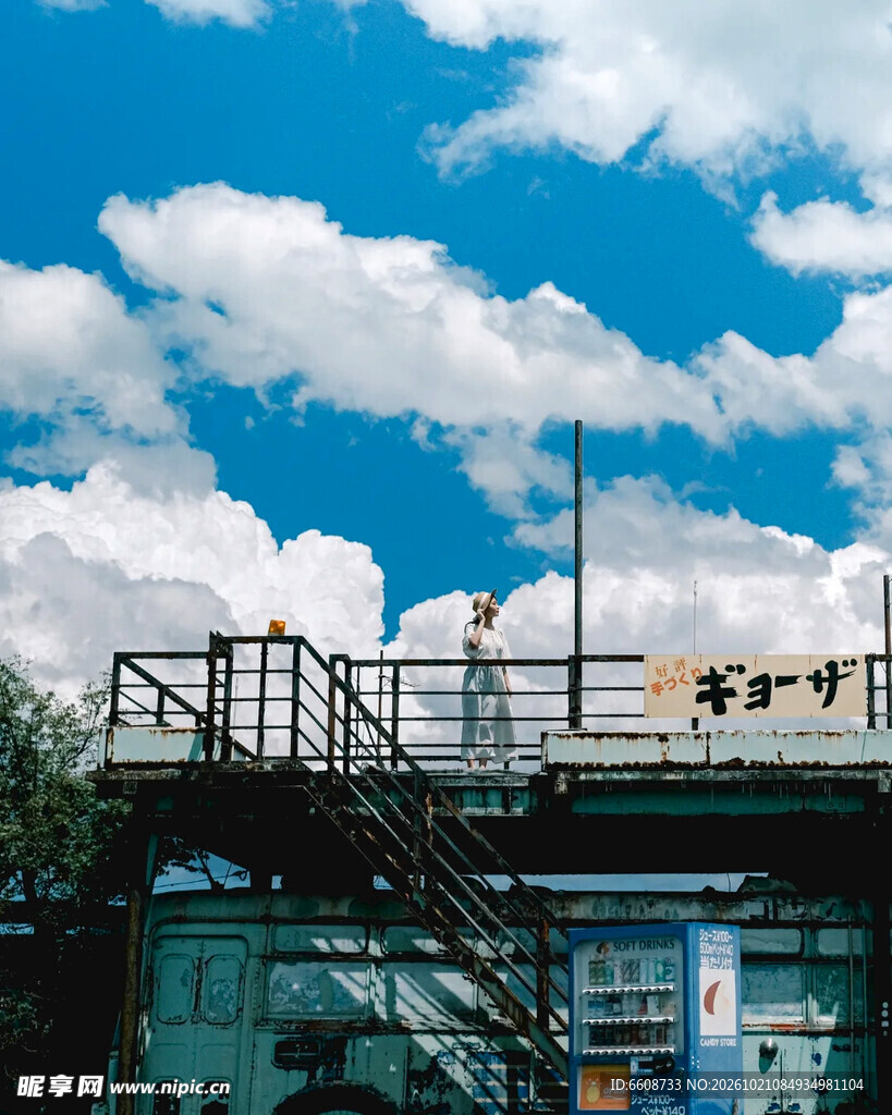 晴空下的建筑露台