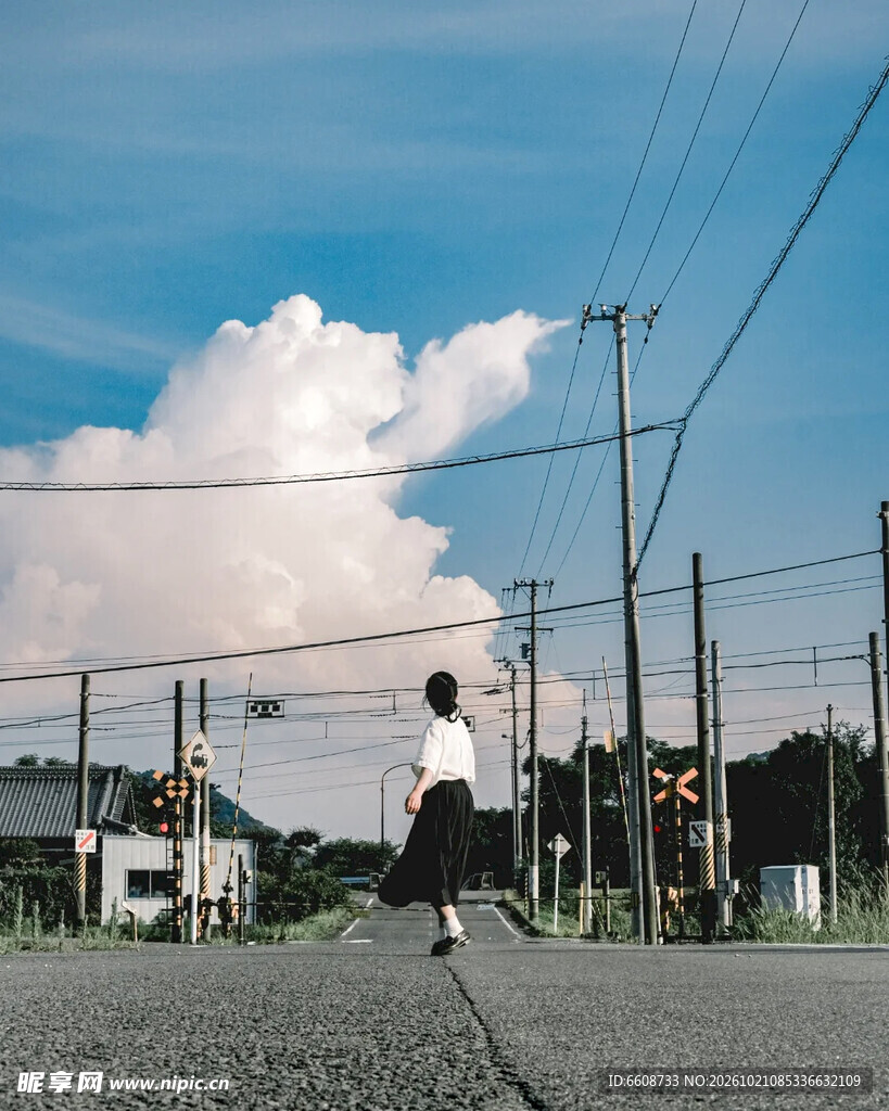 夏日郊野少女漫步