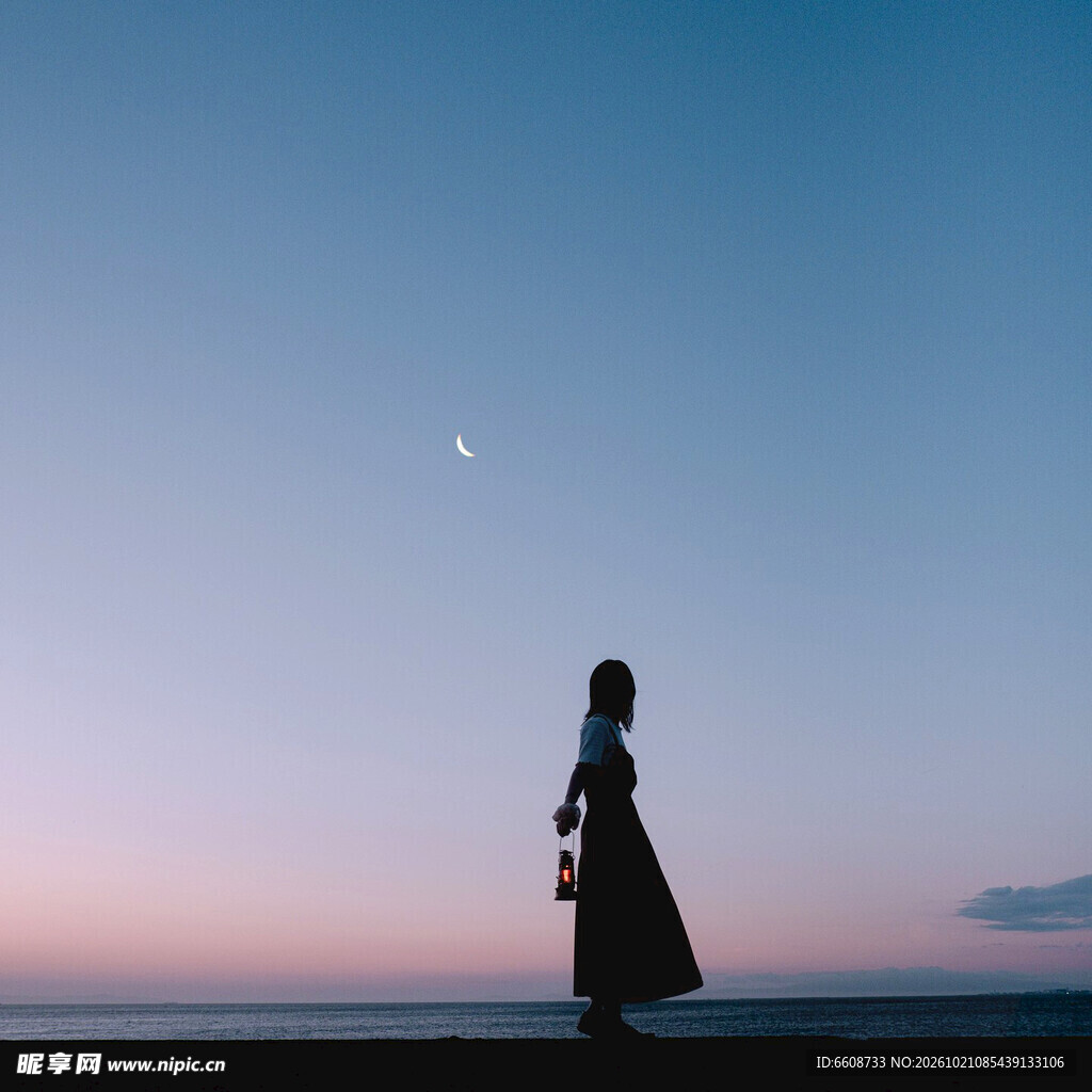 暮色海边望月少女