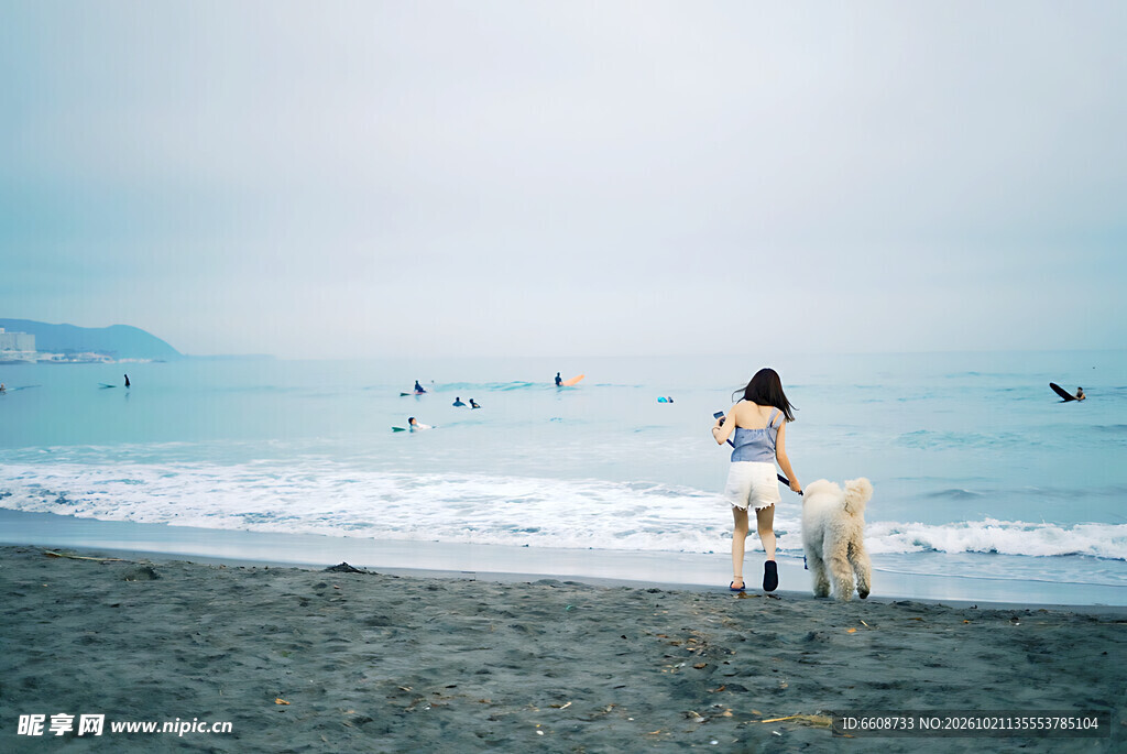 海边少女与爱犬漫步