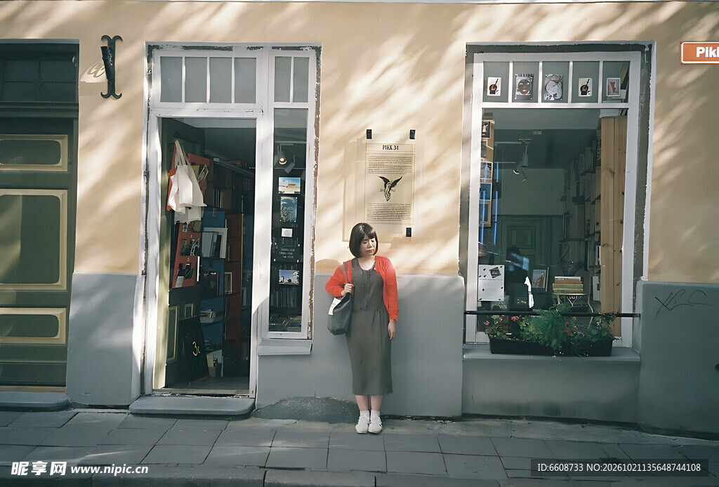 街角店铺前的阳光少女