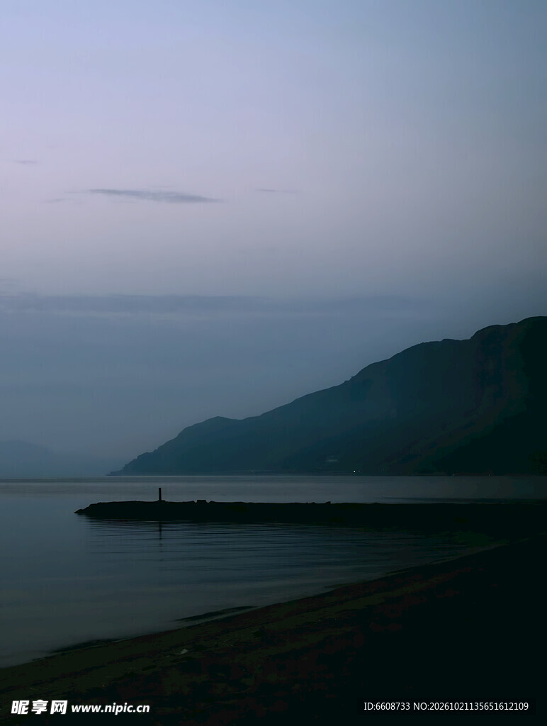 暮色湖岸远山