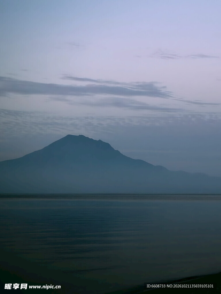 雾色朦胧山湖远景