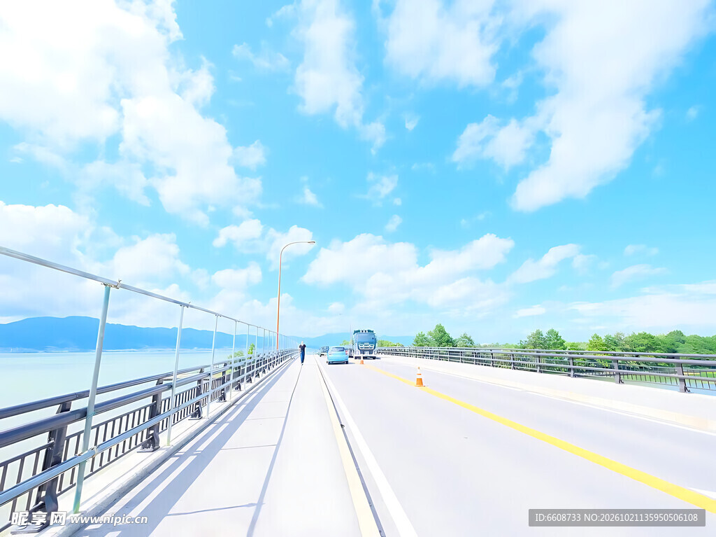 晴空下的滨海公路