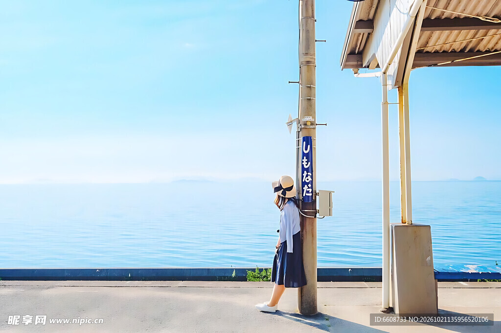 夏日海边站台少女