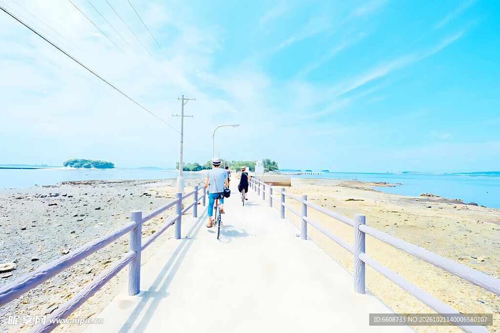 夏日海滨步道风光