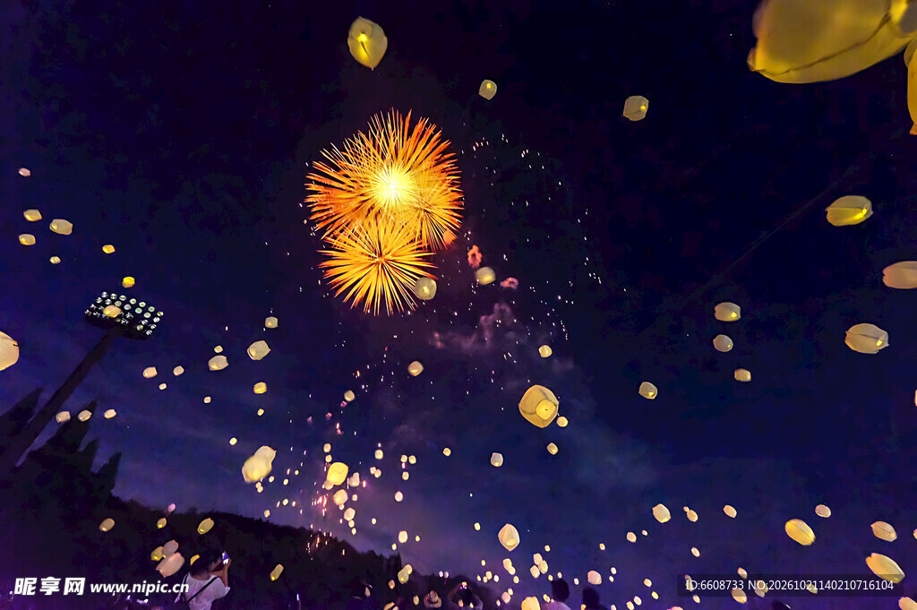 雨夜窗外烟花夜景