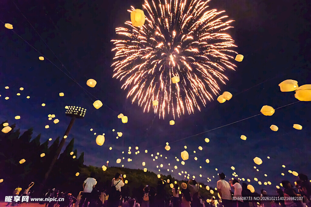 夜空烟花与漫天孔明灯