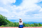 女孩眺望山野晴空