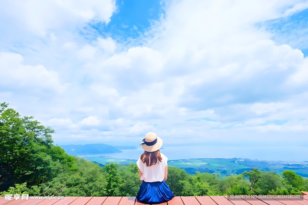 女孩眺望山野晴空