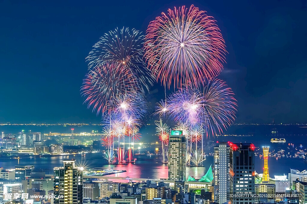 城市夜空烟花绽放