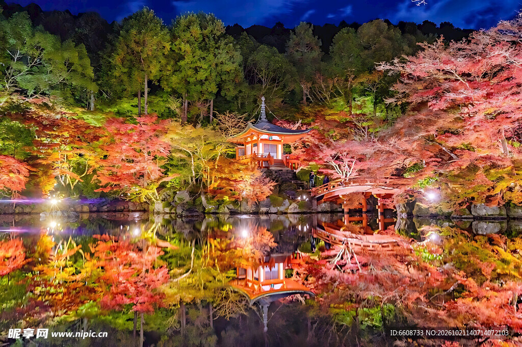 秋夜湖畔红叶古寺风光