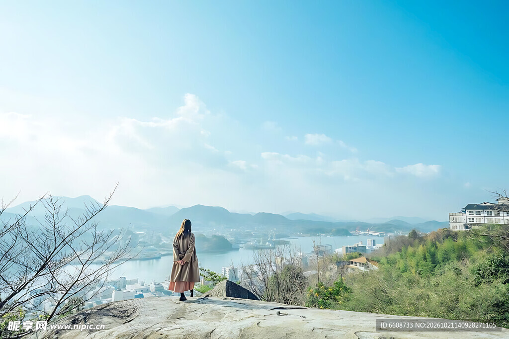 山间观景的长裙女子