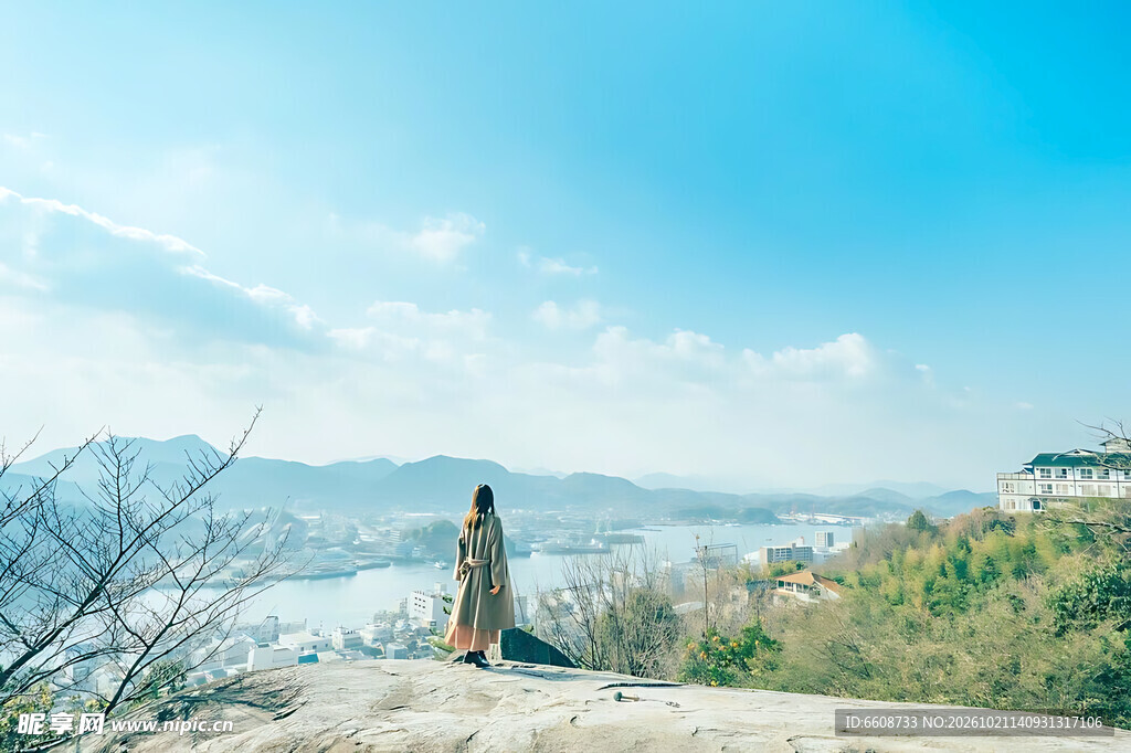 晴空下眺望山野的女子