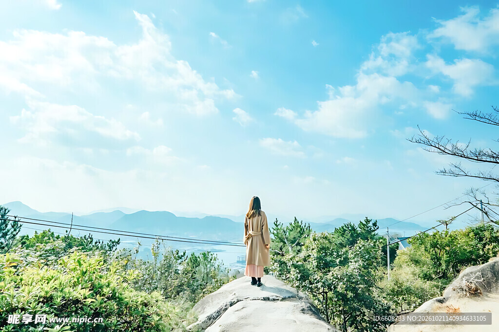 晴日海边远眺的女子