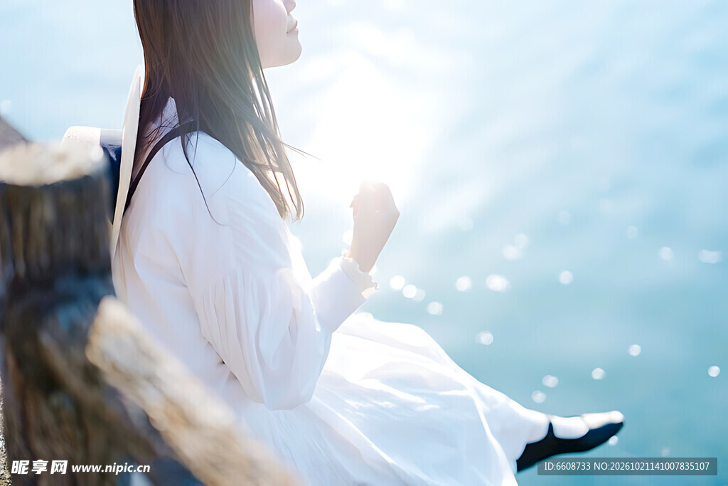 逆光下看海的白衣少女
