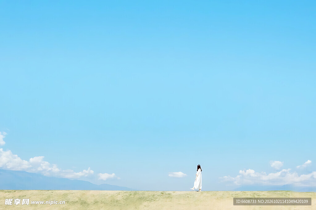 旷野蓝天白衣少女