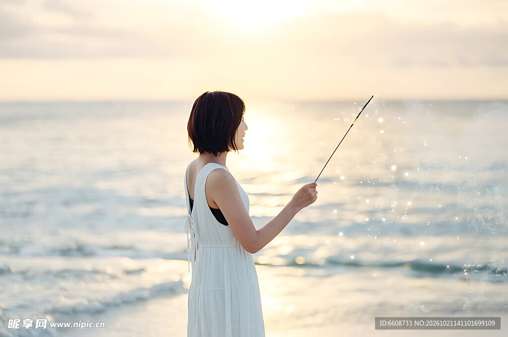 海边夕阳下自拍的女子
