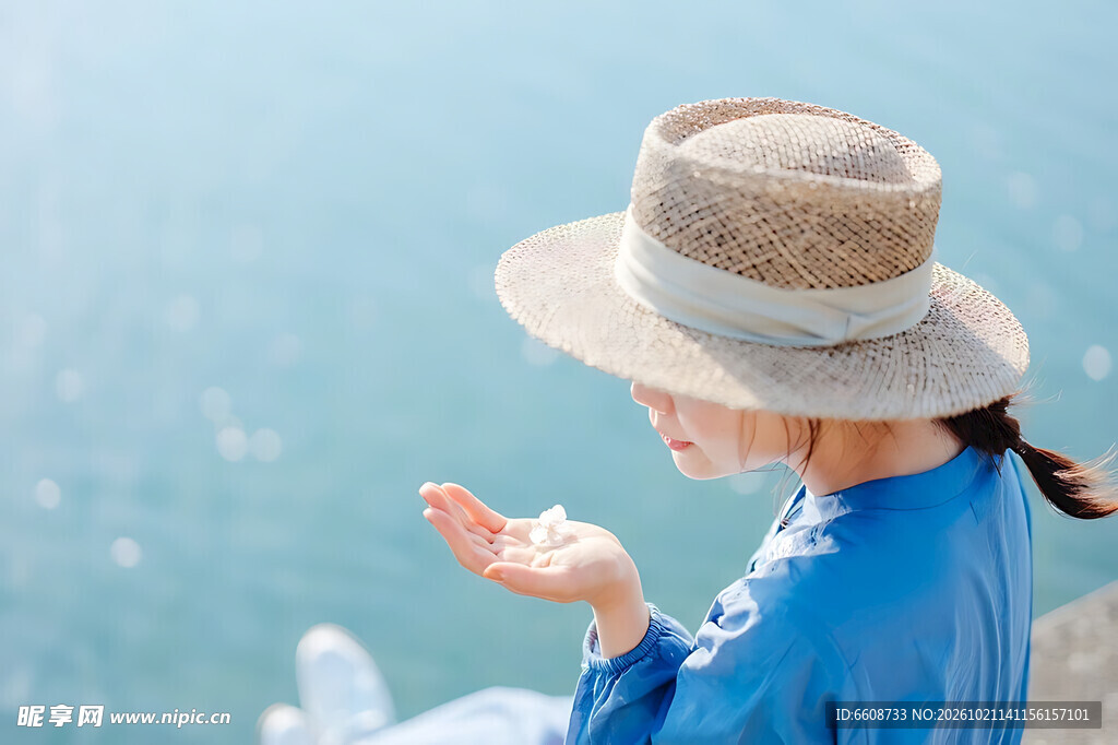 海边戴草帽的少女