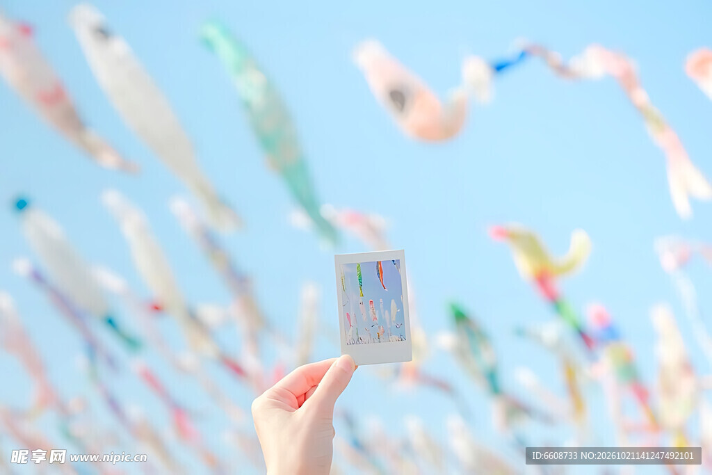 晴空下的彩色飘带