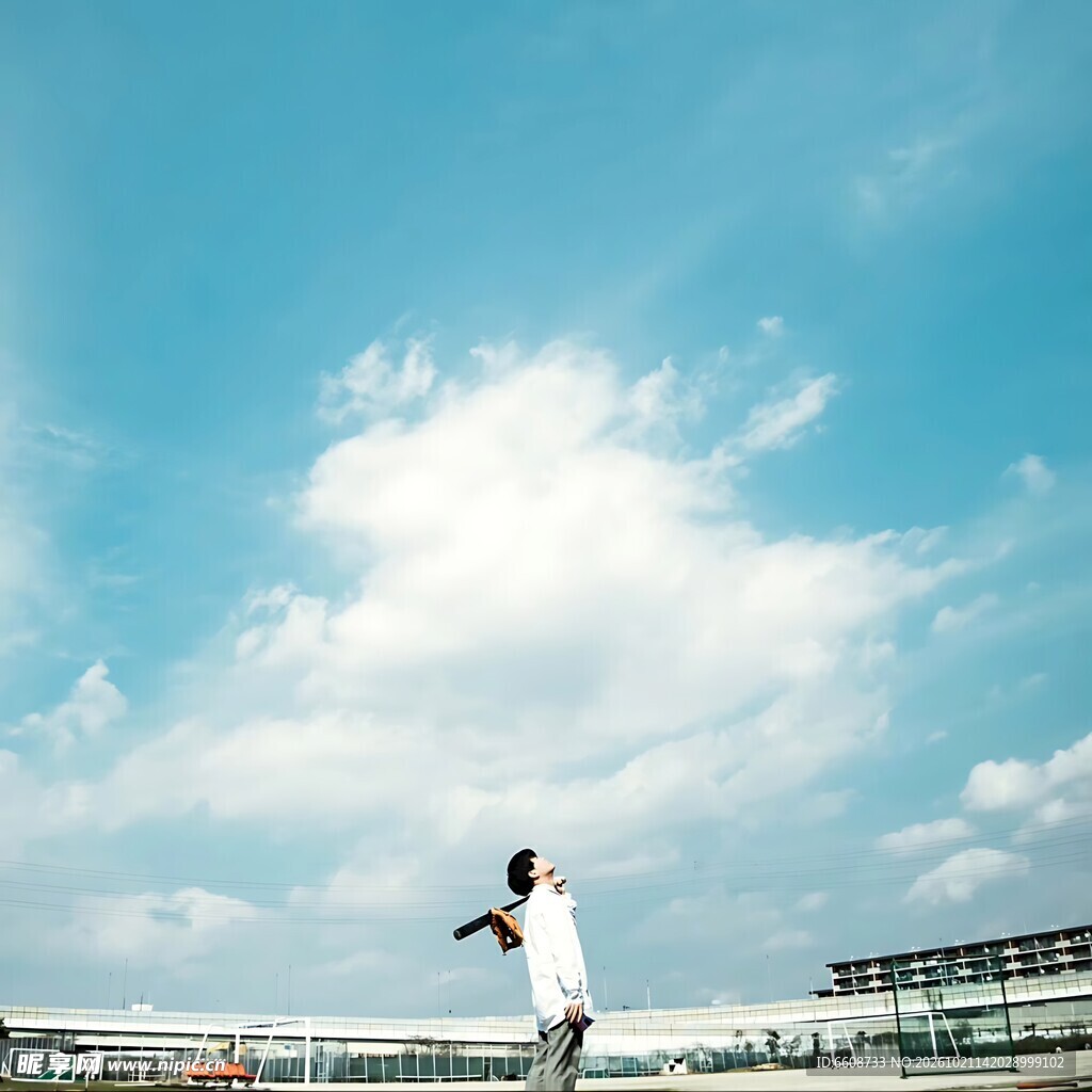 晴空下仰望天空的人