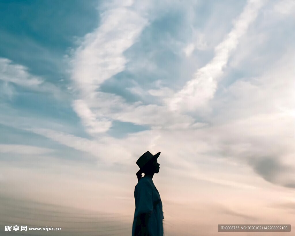 仰望天空的人物剪影