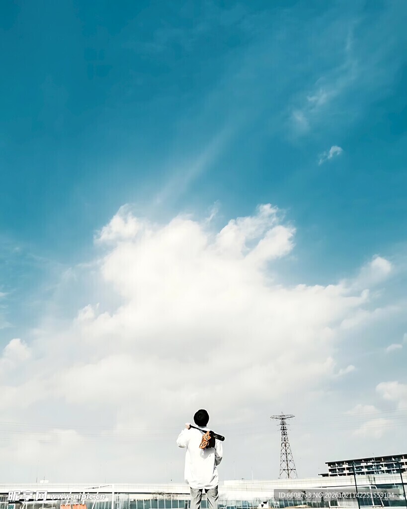 晴空天台白衣少女