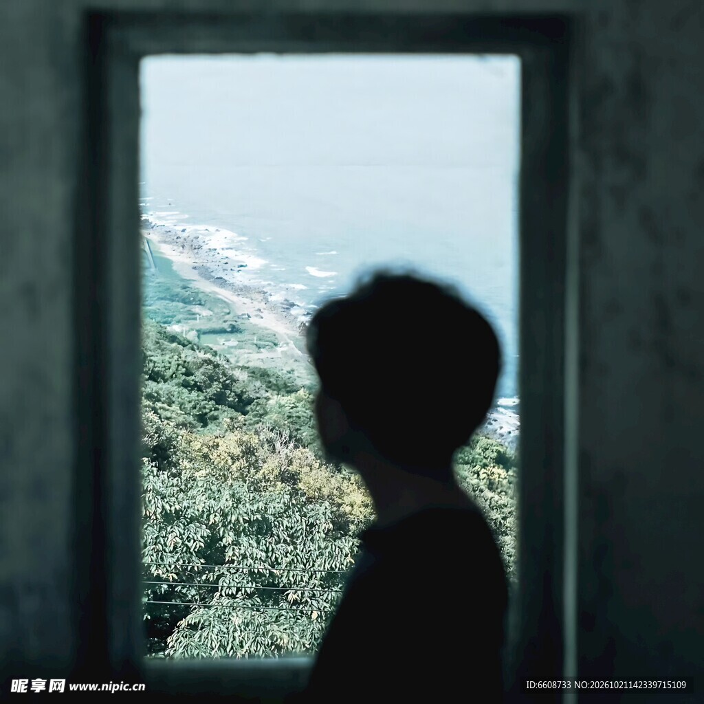 窗边人影望向窗外山野