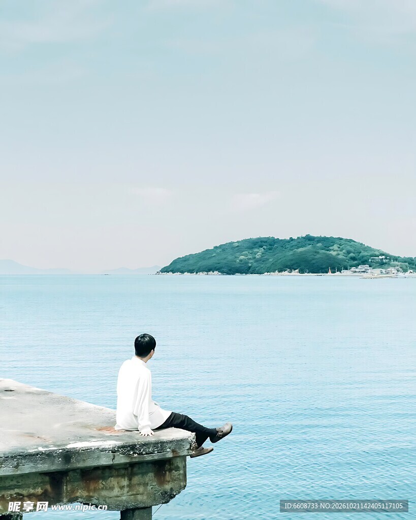 海边静坐眺望远方的人