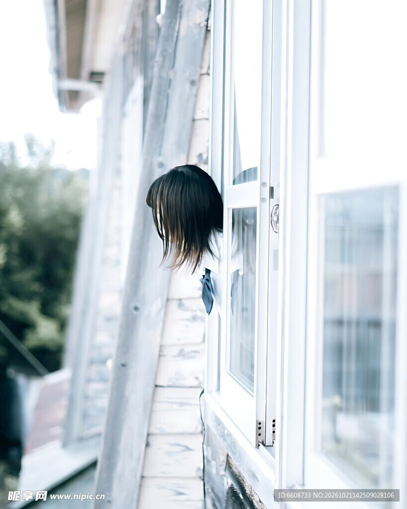 窗边远眺的少年