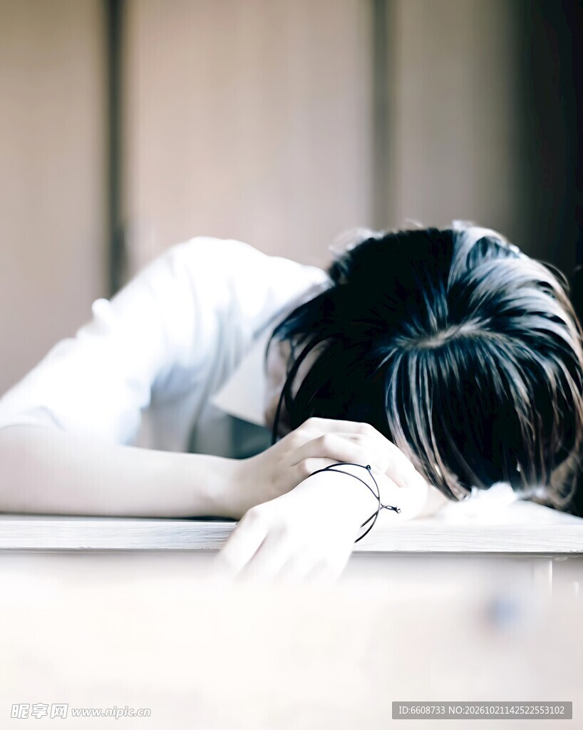伏案小憩的人