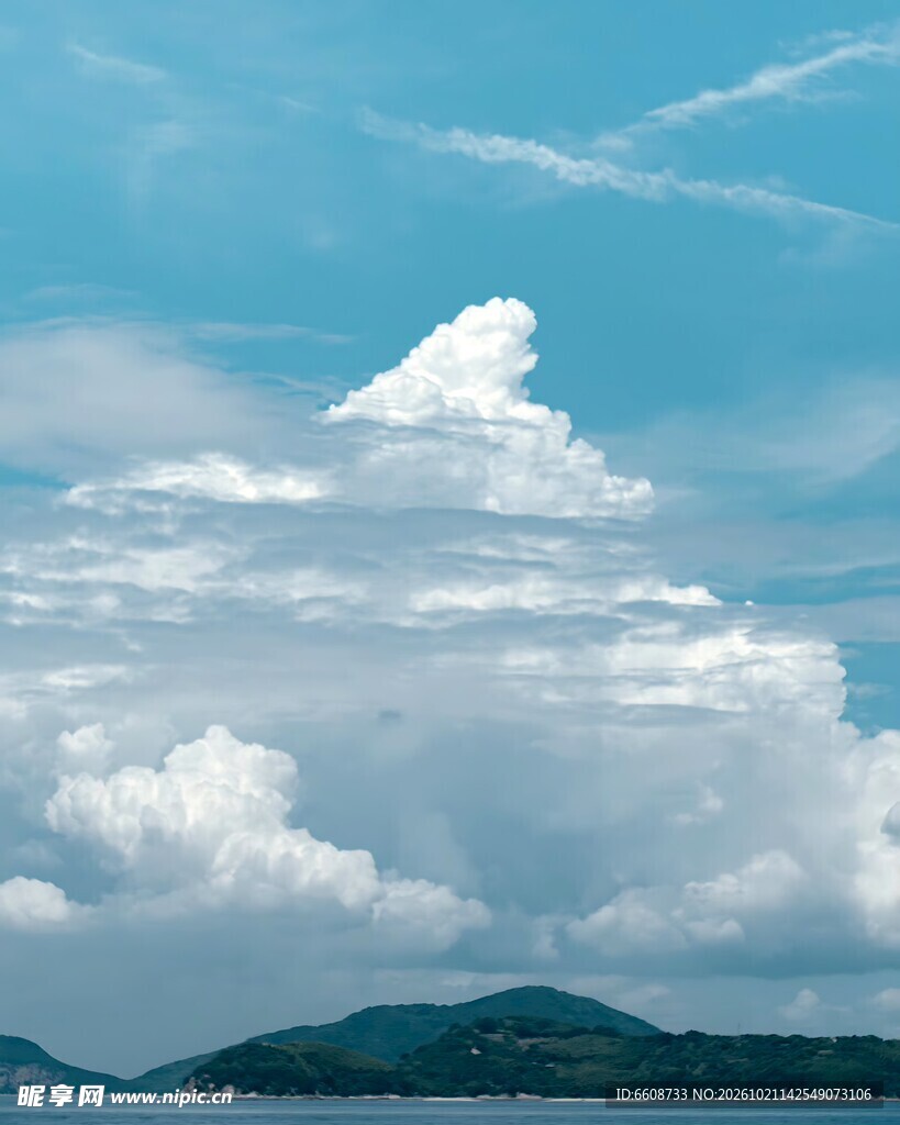 晴空云下湖山美景