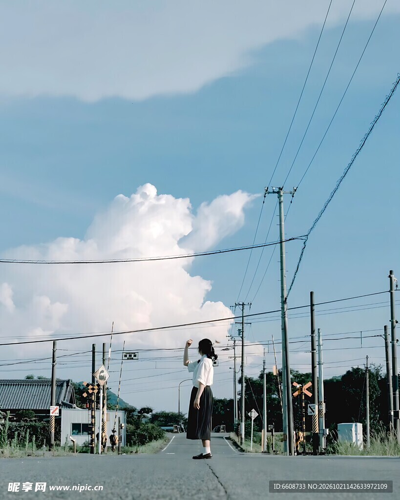 郊野晴空下的少女