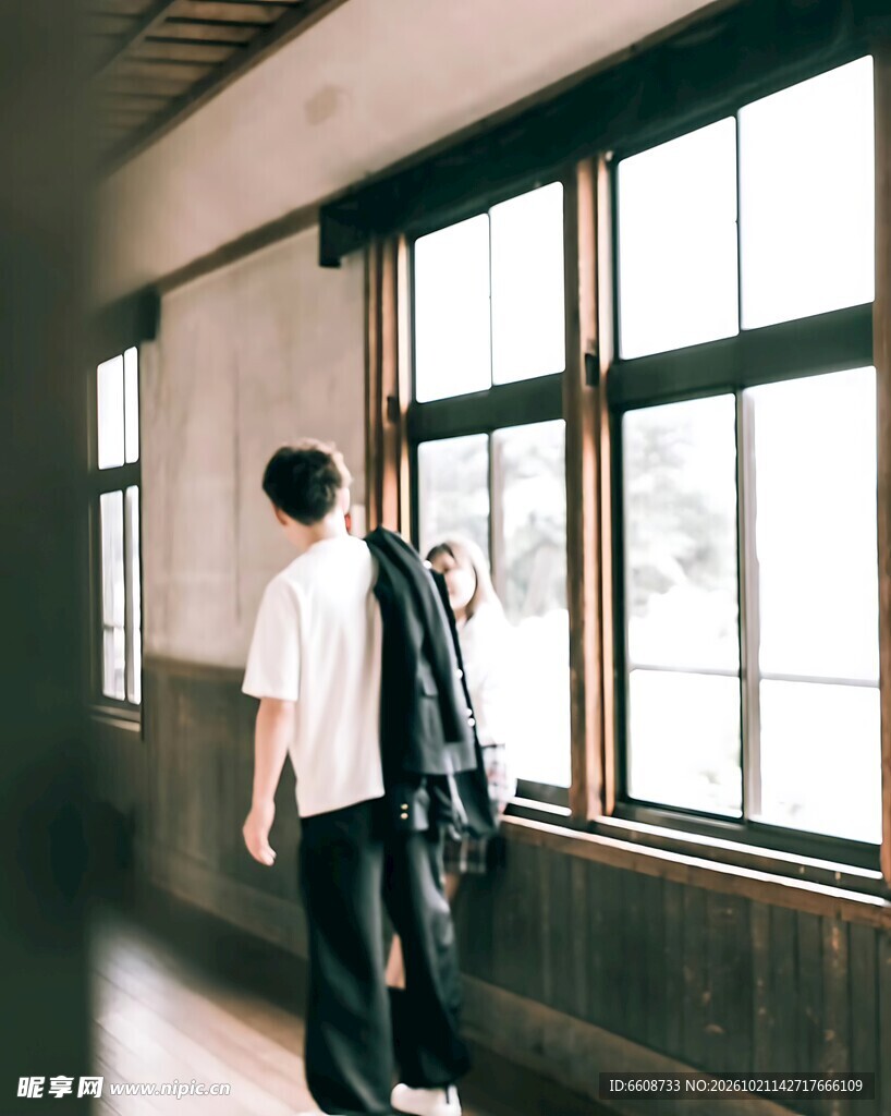 望向窗外的少年
