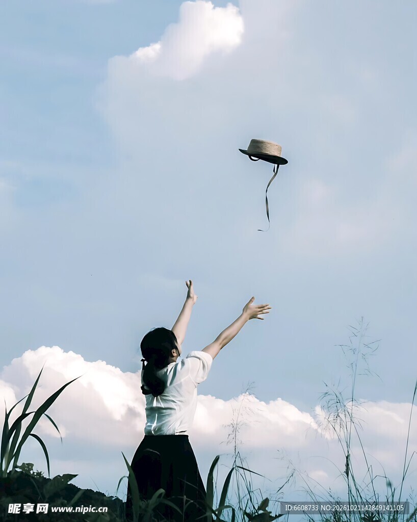 晴空下抛帽的少女