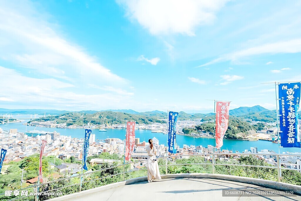 海滨观景台晴日风光