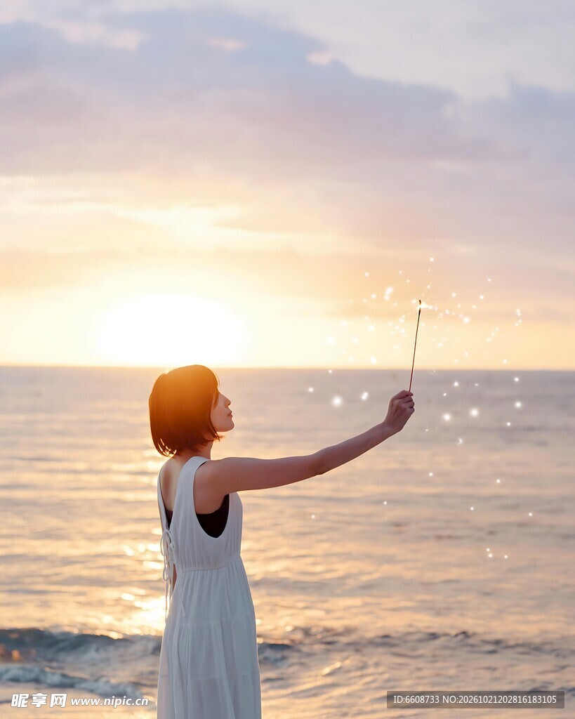 海边日落玩泡泡的少女