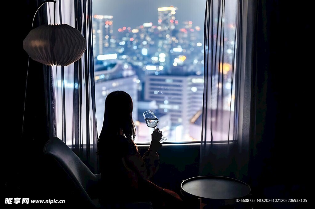 窗边看夜景的人物剪影