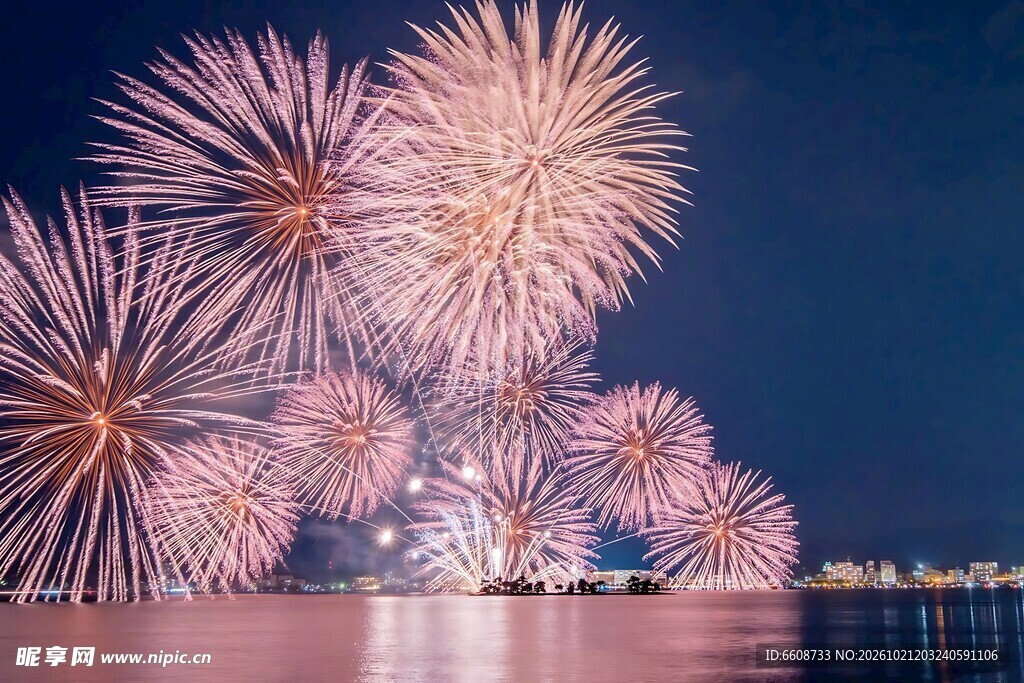 湖面夜空中的粉色烟花