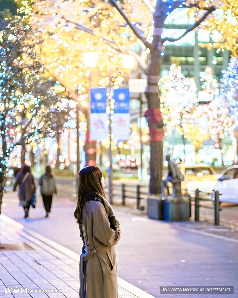 秋日街边驻足的女生