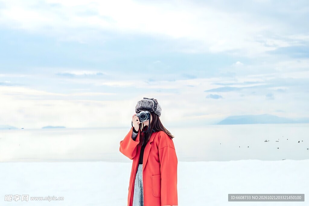 冬日雪地红衣女子