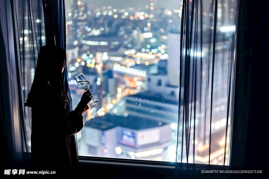 窗边眺望城市夜景剪影
