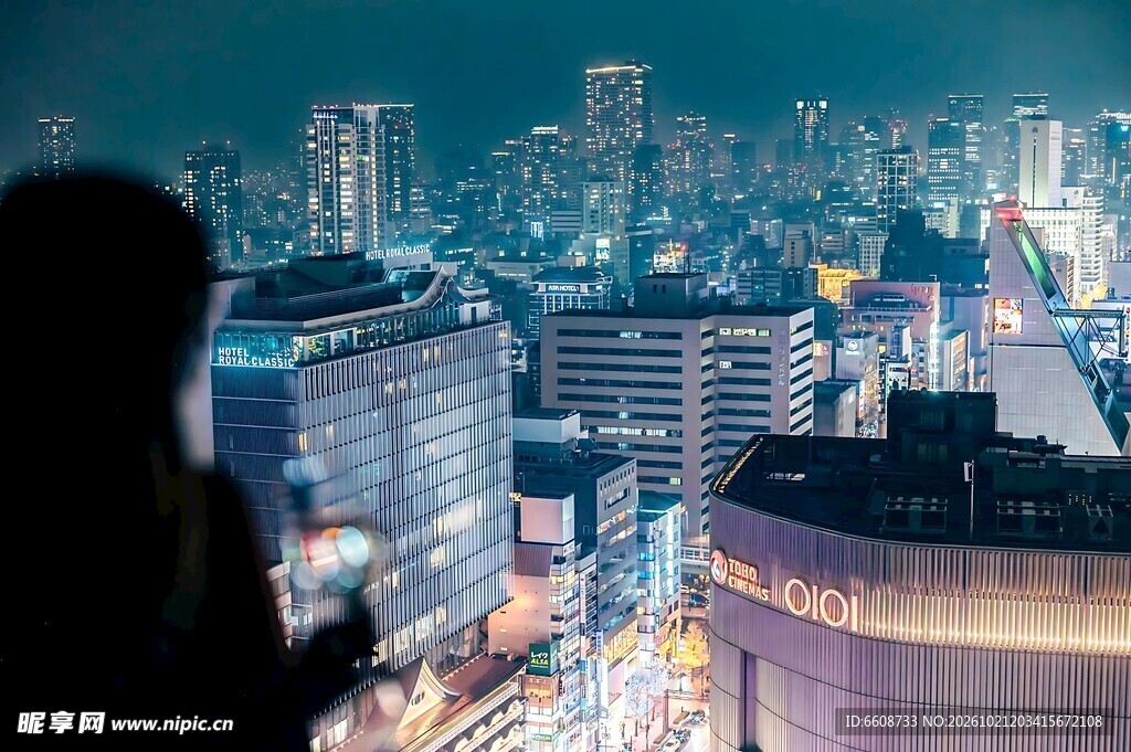眺望城市璀璨夜景