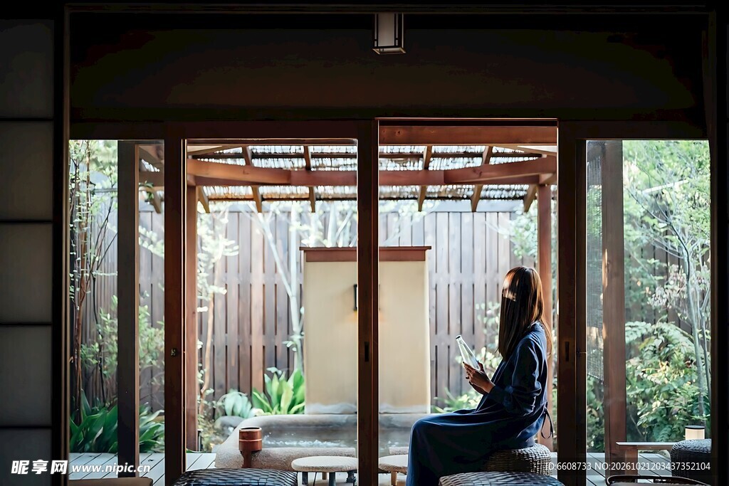 闲坐窗边望庭院