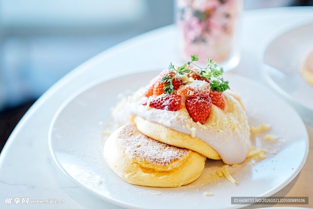 美味草莓舒芙蕾松饼